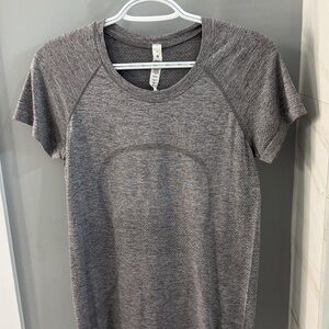 Lululemon Athletica Heathered Gray Short Sleeve Tee